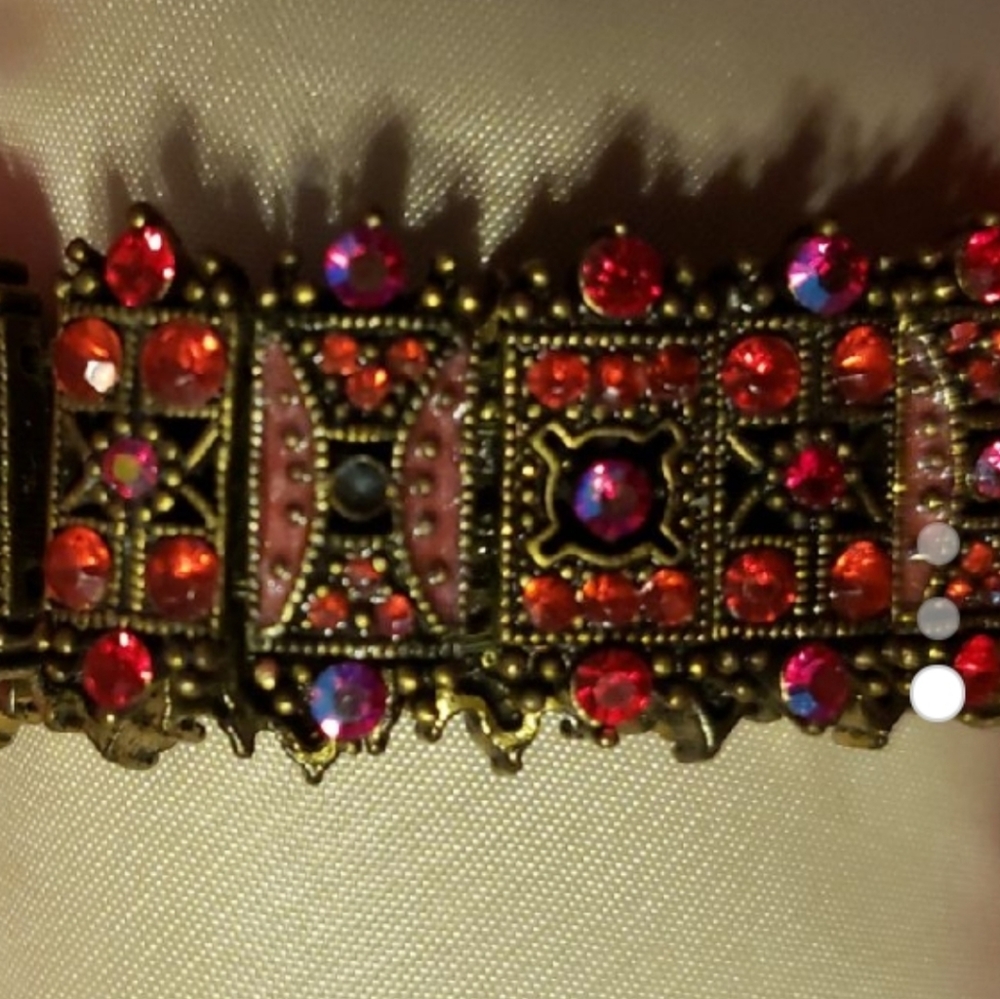 ISO- Bracelet is NOT for sale. I'm looking for it